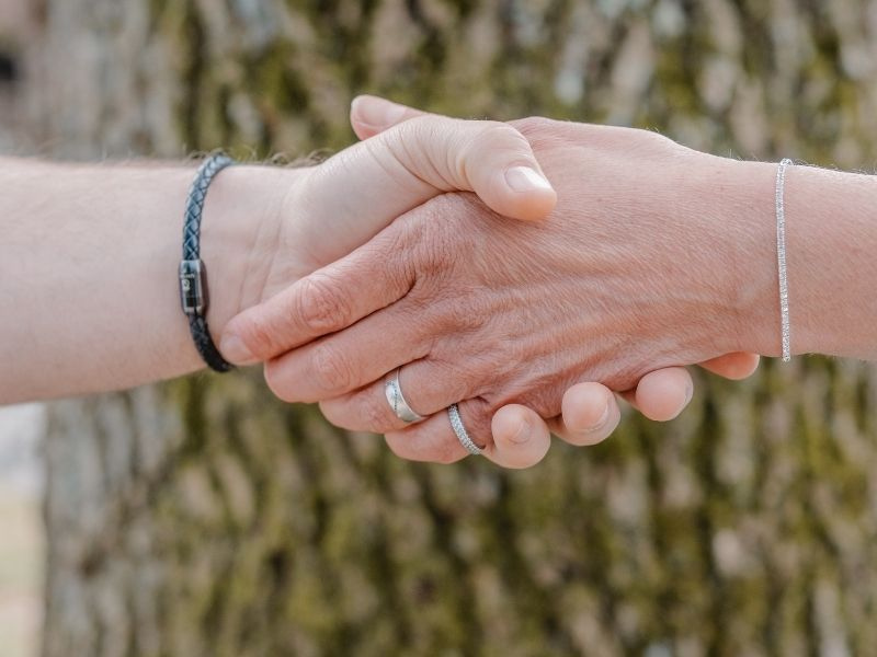 Susanne Niemetz schüttelt die Hand eines Klienten für eine gute Zusammenarbeit für Konfliktlösung Bremen