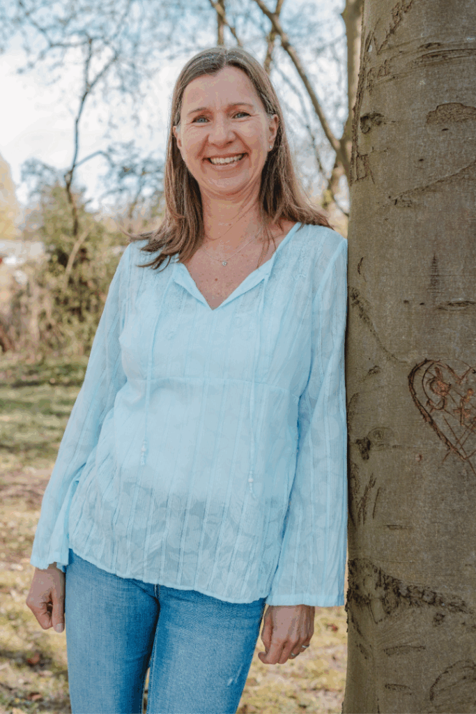 Susanne Niemetz lehnt am Baum zum Thema Mentaltraining